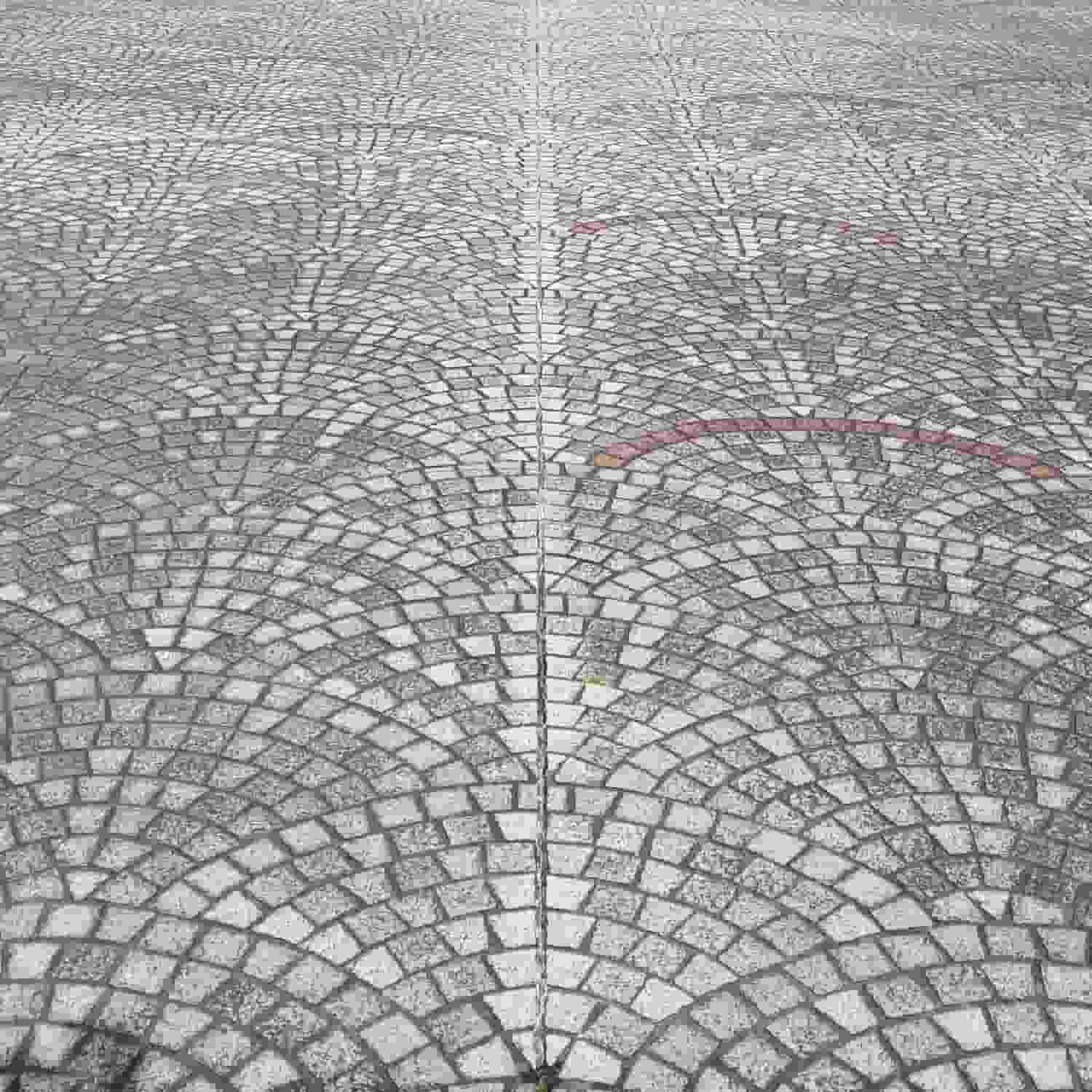 街の舗装に見られる青海波